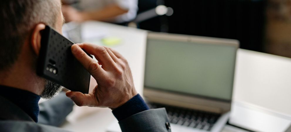 Un homme téléphone à des prospects pour son travail